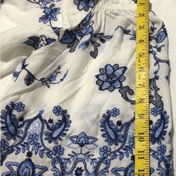 Parker Blouse Top Women’s Size Large Color White & Blue Embroidered Flower - Picture 9 of 11